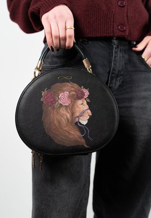 Runde schwarze Lederhandtasche mit einem Löwen und Blumen, aufwendigen Details und einem blauen Bandakzent. Goldene Beschläge und Reißverschlüsse.