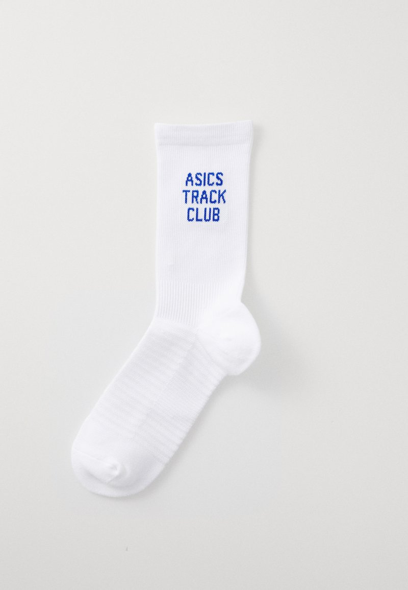 Chaussette de sport blanche avec texture côtelée, featuring le texte bleu "ASICS TRACK CLUB" sur le côté. Design standard de hauteur de cheville.
