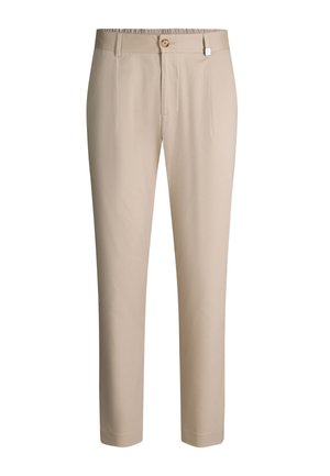 Beige maßgeschneiderte Hose mit Gürtelschlaufen, Knopfverschluss und vorderen Abnähern, vor weißem Hintergrund präsentiert.