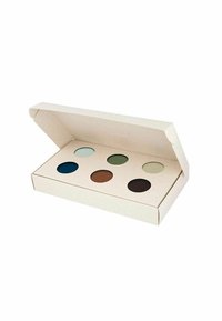 Paleta z sześcioma okrągłymi wgłębieniami w różnych kolorach, umieszczona w jasnobeżowej prostokątnej tekturowej pudełku, częściowo otwartym, o gładkiej teksturze.