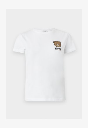 Bela majica s kratkimi rokavi z majhnim rjavim medvedkom na prsih na levi strani in napisom "MOSCHINO UNDERBEAR".