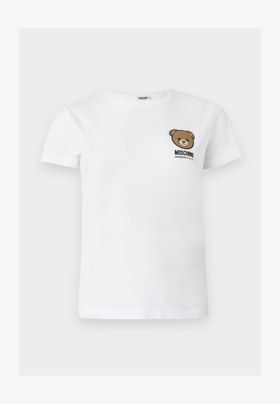 Λευκό κοντομάνικο μπλουζάκι με μικρό καφέ πρόσωπο αρκουδάκι και κείμενο "MOSCHINO UNDERBEAR" στο αριστερό στήθος.