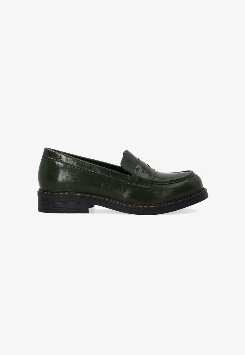 Grüne Lederloafers mit glatter Oberfläche, ausgestattet mit einer genähten Naht und einem niedrigen schwarzen Gummihigh für Komfort und Stabilität.