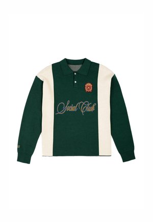 Zeleni i kremasti dugi polo majica s ovratnikom, s izvezenim logotipom i tekstom "Social Club" u plavoj boji. Pleteni izgled.