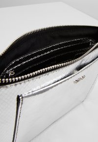 PARFOIS Pikkulaukku - silver-coloured