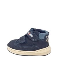 Scarpa per bambino di colore blu scuro, realizzata in suede, con una fascia in Velcro, suola beige e cucitura bianca, caratterizzata da un logo sul lato.