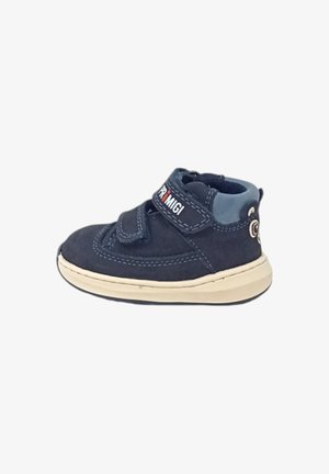 Scarpa per bambino di colore blu scuro, realizzata in suede, con una fascia in Velcro, suola beige e cucitura bianca, caratterizzata da un logo sul lato.