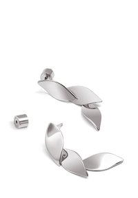 Silberne Ohrringe aus Metall mit einem blattförmigen Design, das eine polierte Oberfläche und abgerundete Kanten aufweist. Enthält einen runden Stecker.