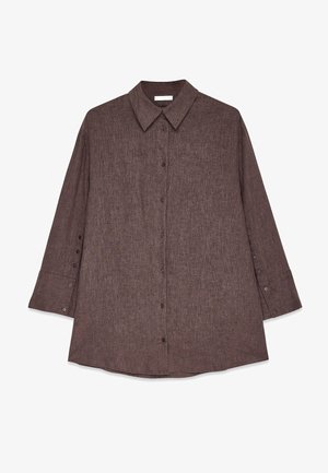 Camisa marrón de manga larga y botones, hecha de tela texturizada, con cuello clásico, botones en la parte delantera y puños abotonados.