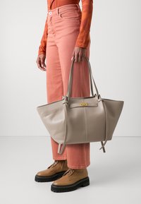 Gina Tricot LONG STRAP BAG - Pirkinių krepšys - beige