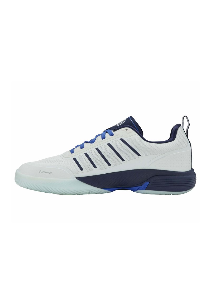 Scarpa sportiva bianca con dettagli blu. Presenta una parte superiore testurizzata, numerosi canali di ventilazione e una suola resistente per una migliore aderenza.