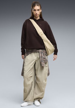 Puma, ESSENTIALS ELEVATED STANDARD HOODIE - Kapuzenpullover - chocolate fondue