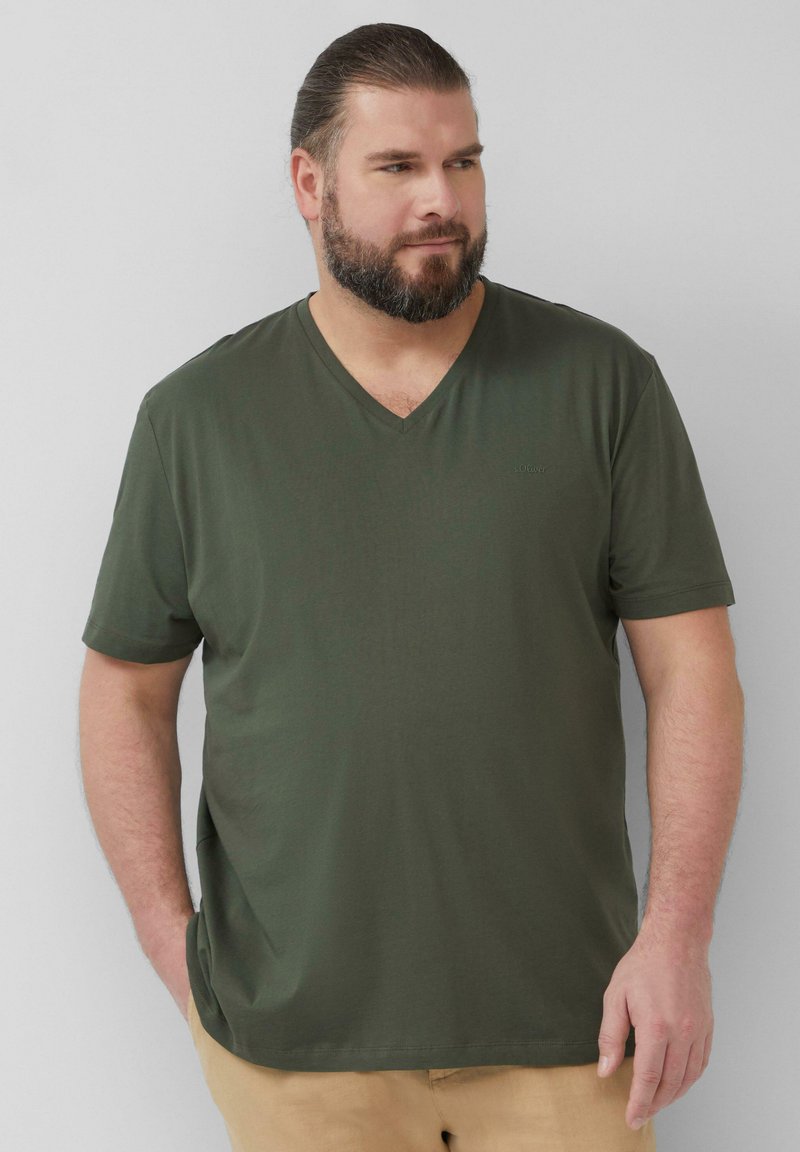 Groen T-shirt met korte mouwen en een V-halsontwerp, gemaakt van soepel materiaal en voorzien van een subtiele logo. Ontspannen pasvorm met een rechte zoom.