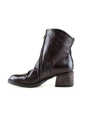 Bottine en cuir marron foncé avec fermeture éclair latérale et talon bloc empilé sur fond blanc.