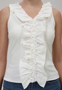 Top bianco a righe senza maniche con un design arricciato prominente lungo il scollo a V e sul davanti, caratterizzato da una texture liscia e una vestibilità slim.