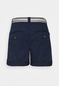 Pantalones cortos azul marino con dobladillo enrollado, que cuentan con dos bolsillos traseros y una cinturilla elástica a rayas. Fabricados con un tejido ligero.