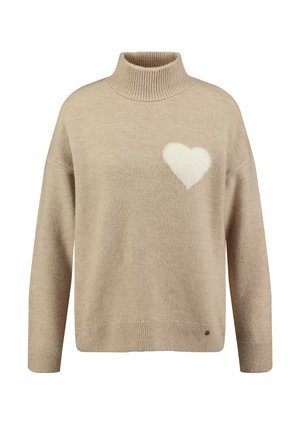 Beiger Pullover mit hohem Stehkragen, der ein weißes Herzmuster auf der Brust zeigt. Sanfte Textur und lockere Passform mit gerippten Bündchen.