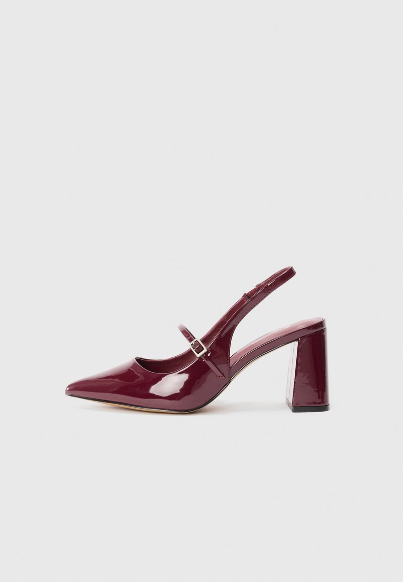 Burgundin keinonahasta valmistetut slingback-kengät, joissa on teräväkärkinen muoto ja keskikokoinen loiva korko. Laitteessa on solkilukko ja sileä kiiltävä pinta.