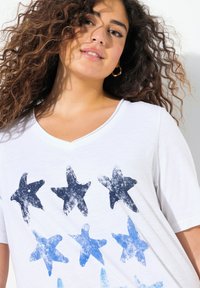 Ulla Popken STARFISH OPEN EDGE GRAPHIC TEE - T-Shirt print - snow white
