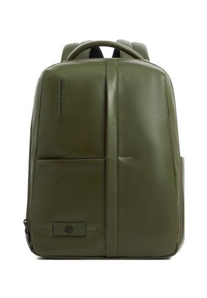 Sac à dos en cuir vert avec poignée supérieure, couture verticale à l'avant et logo de marque discret en haut à gauche.