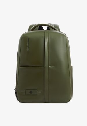 Zaino in pelle verde con manico superiore, cucitura verticale frontale e discreto logo del marchio nella parte superiore sinistra.