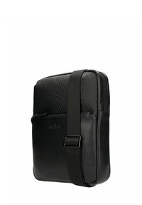 Borsa messenger nera realizzata in pelle strutturata, con una sezione inferiore liscia e una tracolla regolabile. La tasca frontale con zip offre accessibilità.