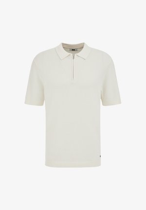 Bela teksturirana polo majica s kratkimi rokavi, z zadrgo do četrtine in klasičnim ovratnikom, prikazana na enostavni podlagi.