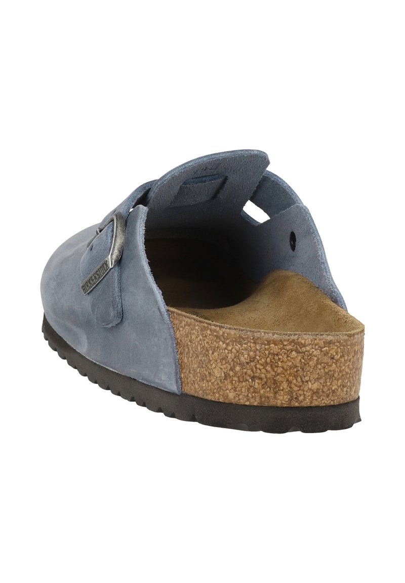 Sandale à enfiler à semelle en liège en daim bleu clair, avec une boucle en métal, un talon arrondi et ouvert, et une semelle intérieure texturée pour le confort.