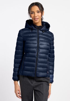 Donkerblauwe gewatteerde jas met capuchon, met horizontale gestikte details, een voormezipper en zijzakken. Glide, glanzende textuur.
