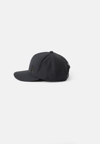Boné de beisebol preto com a aba curva, feito de um tecido liso, apresentando um logótipo bordado em preto na parte da frente e um design estruturado.