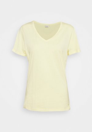 T-shirt en coton jaune clair avec un col en V, des manches courtes et une coupe décontractée. Détails de couture subtils près de l'ourlet. Aucun motif ni accent.