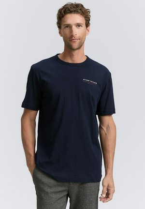 Dunkelblaues Baumwoll-T-Shirt mit Rundhalsausschnitt und kurzen Ärmeln, mit weißem Logo-Text im linken Brustbereich.