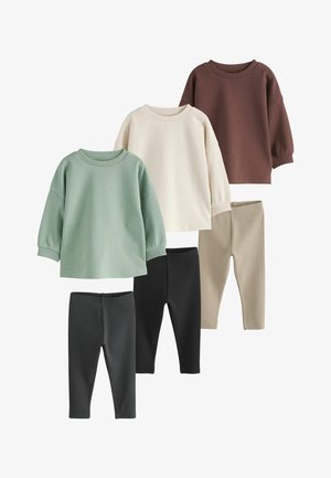 Trois ensembles de hauts à manches longues et de leggings pour enfants en vert avec noir, écru avec noir et marron avec beige sur fond blanc.