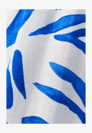 Bavlnená tkanina so vzorom modrých listov na bielom pozadí, so hladkou textúrou a mierne pokrčeným vzhľadom.