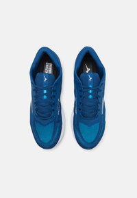 Scarpe da corsa sintetiche blu con design in mesh, dettagli bianchi, lacci piatti e suola ammortizzata, caratterizzate da una texture a pattern sulla tomaia.