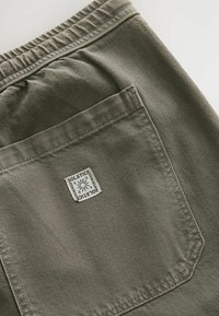 Next ELASTICATED WAIST - Egyenes szárú farmer - khaki green