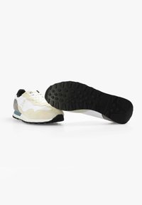Weiße und hellgraue Sneaker mit schwarzen Akzenten, aus Wildleder und Mesh-Material, mit runder Zehenpartie, gepolstertem Kragen und strukturiertem Gummisohle.