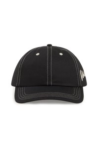 Gorra de béisbol negra de algodón con costuras blancas, visera curva y orificios de ventilación en la parte superior. Presenta un logo en monocromo en el costado.