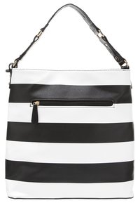 Sac à main à rayures horizontales noires et blanches avec une bandoulière noire ajustable et une poche avant zippée.