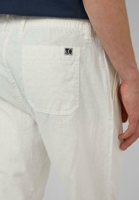 s.Oliver Trousers - weiß