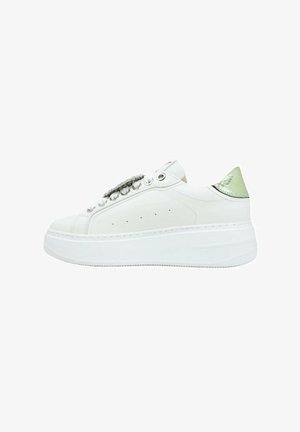 Sneaker in pelle bianca con suola platform, dotata di occhielli argentati e catena decorativa, linguetta sul tallone in verde metallico e dettagli perforati.