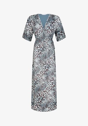 Robe portefeuille en tissu bleu clair avec un motif léopard brun et noir. Manches courtes et silhouette longue et fluide.