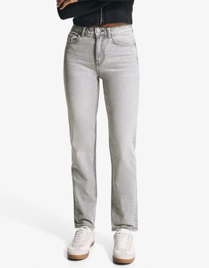 Grå højtaljede jeans i straight-leg design med fem lommer og let slid, parret med hvide sneakers.