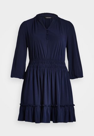 Granatowa sukienka z dekoltem w serek, marszczonym pasem, luźnymi rękawami i falbaną u dołu. Wykonana z miękkiego materiału, zaprojektowana z myślą o komforcie i wygodzie.