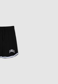 Pantaloni da basket neri in rete con una vita elastica bianca e rifiniture laterali. Presentano la scritta "LOS ANGELES" ricamata in bianco sulla gamba sinistra.