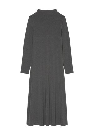 Grå, langermet kjole med høy hals, flytende silhuett og myk tekstur. Enkelt design uten mønstre eller detaljer.