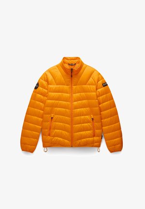 Giacca a vento arancione con colletto alto, cuciture diagonali, tasche laterali con zip e una toppa rotonda con logo sul manica sinistra.