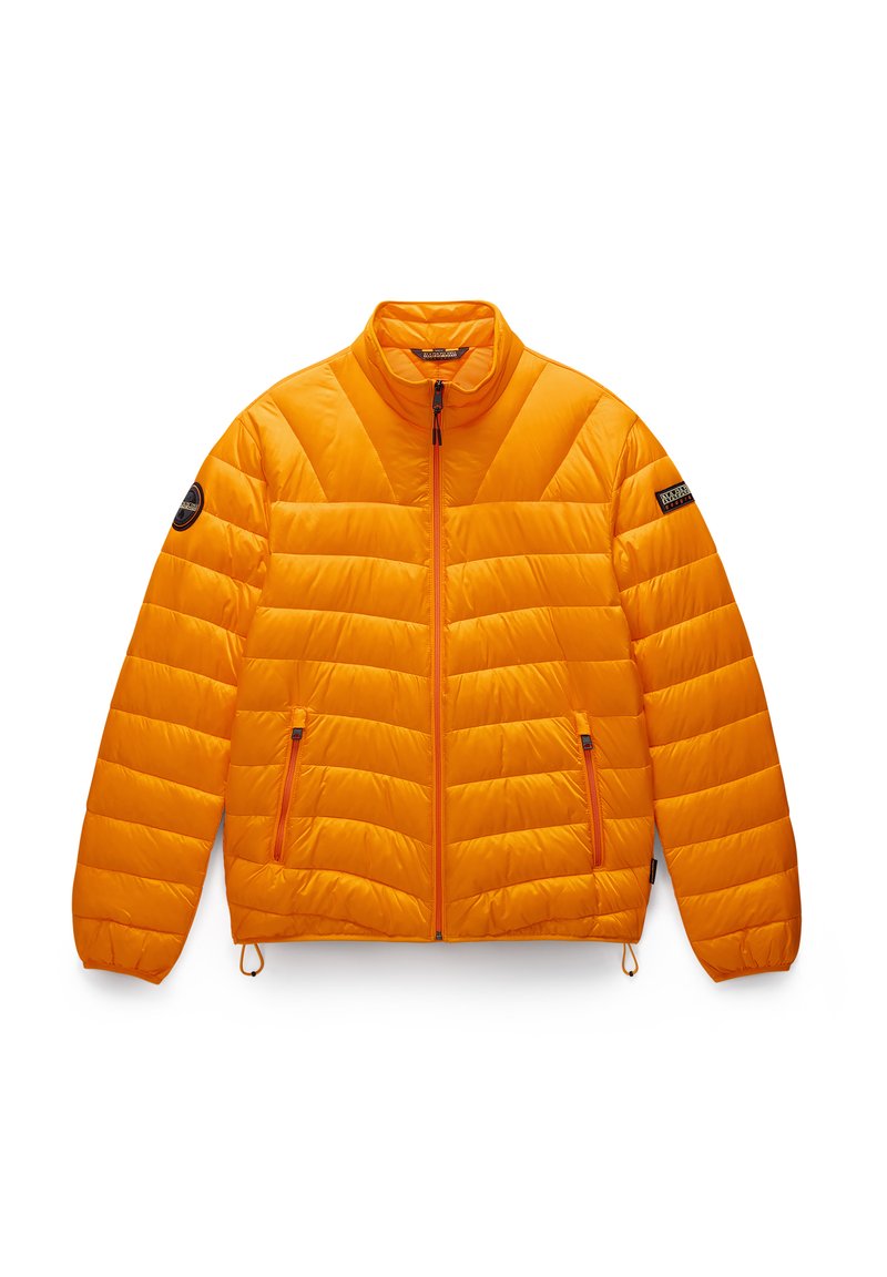 Pomarańczowa kurtka puchowa z wysokim kołnierzem, skośnymi szwami, zamykanymi na zamek kieszeniami po bokach oraz okrągłą naszywką z logo na lewym rękawie.
