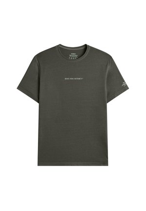 Camiseta de algodón verde oscuro con mangas cortas, cuello redondo y texto en el frente que dice "PORQUE NO HAY UN PLANETA B."