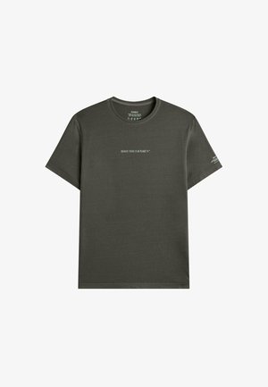 Camiseta de algodón verde oscuro con mangas cortas, cuello redondo y texto en el frente que dice "PORQUE NO HAY UN PLANETA B."